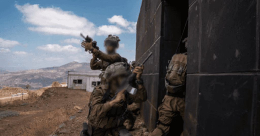 رصاص ومناورات.. تدريب إسرائيلي في منشأة تحاكي شوارع لبنان