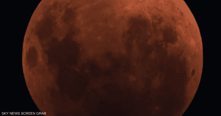لعشاق الفلك.. فيديو يوثق خسوف القمر الكلي