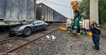 القطارات تكشف "عيبا خطيرا" في سيارات تسلا.. ما هو؟