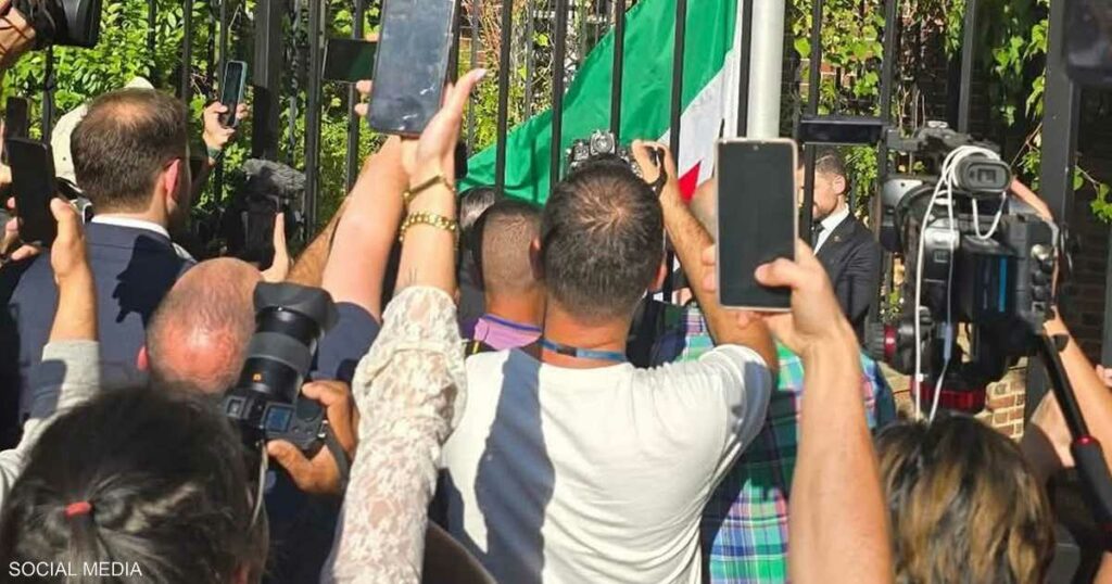 فيديو: رفع العلم السوري فوق سفارة دمشق في واشنطن