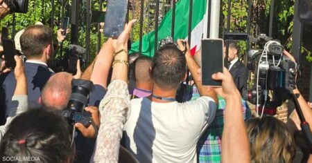 فيديو: رفع العلم السوري فوق سفارة دمشق في واشنطن