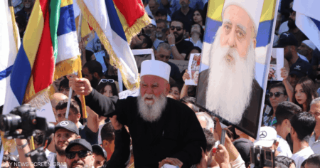 عَلمان وصورة.. مظاهرات تطالب بـ"تقرير المصير" في السويداء