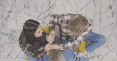 دراسة تكشف الرابط بين العلاقات العاطفية والرضا عن الحياة