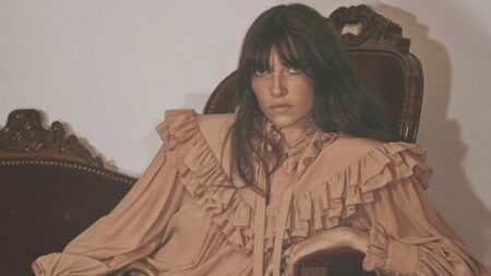 تألق السبعينيات يعود مع حملة «Chloé» الشتوية الجديدة تألق السبعينيات يعود مع حملة «Chloé» الشتوية الجديدة