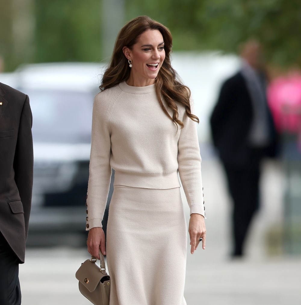 «فستان التريكو».. إطلالات النجمات تلهمكِ من الصيف إلى الخريف