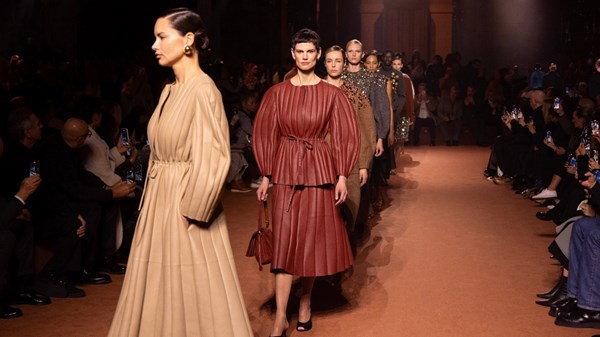 مفاجآت وصيحات جديدة.. في أسابيع الموضة لربيع وصيف 2026 مفاجآت وصيحات جديدة.. في أسابيع الموضة لربيع وصيف 2026