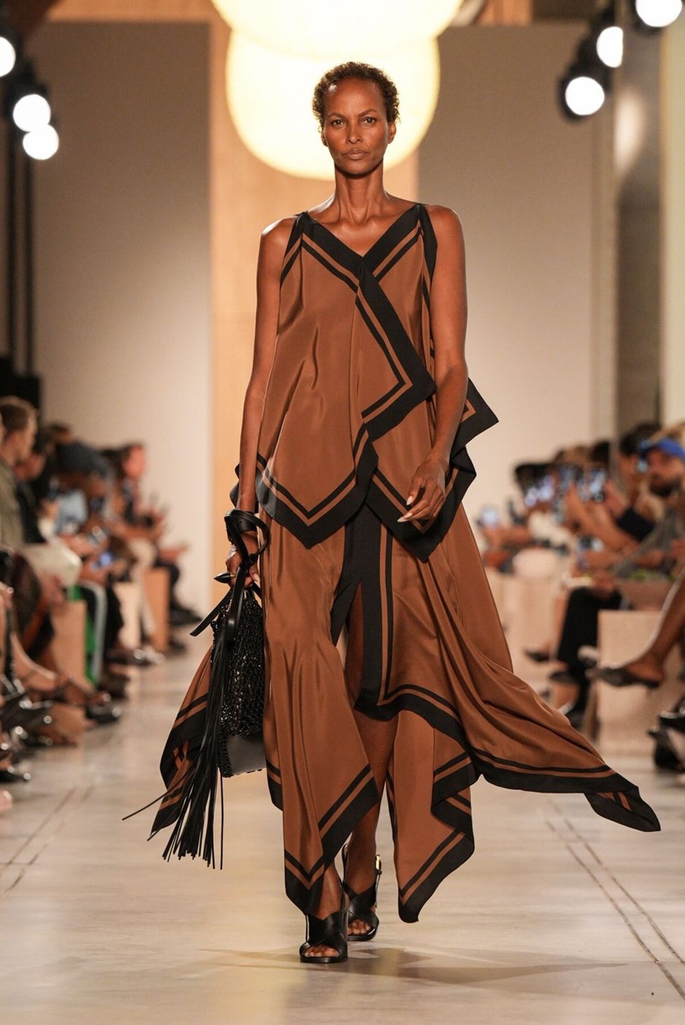 مجموعة مايكل كورس لربيع وصيف 2026.. توازنٌ بين الخلود والتحول العصري