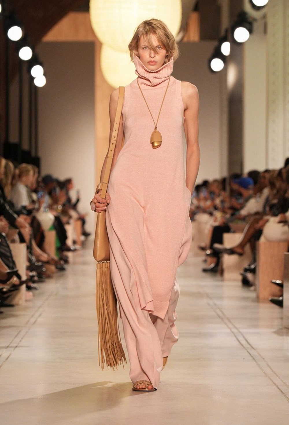 مجموعة مايكل كورس لربيع وصيف 2026.. توازنٌ بين الخلود والتحول العصري