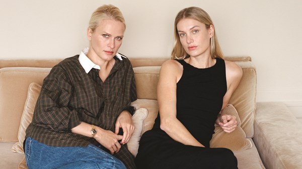 جورجيتا ديلفيتشيوت ودينيتسا بومباروفا: هذه قصة JUDE جورجيتا ديلفيتشيوت ودينيتسا بومباروفا: هذه قصة JUDE