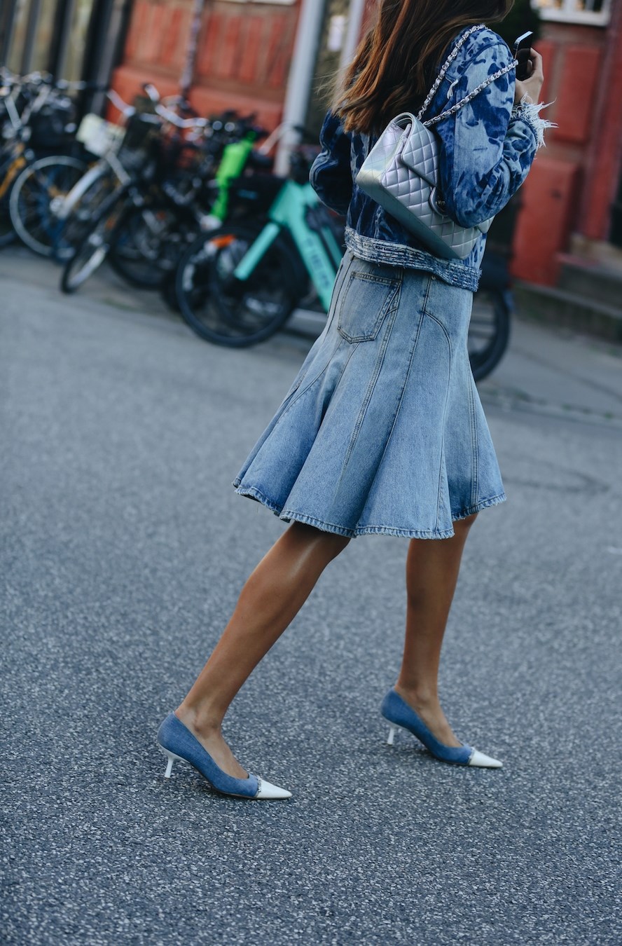 إكسسوارات الدنيم تسيطر على أزياء أسلوب الشارع لموسم الخريف