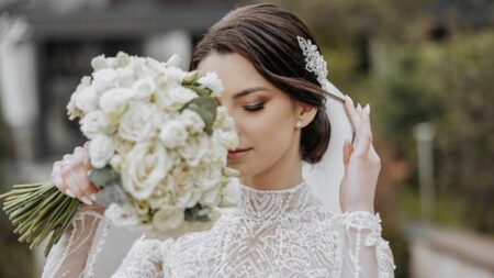 من الطبيعي إلى الرومانسي.. أفضل إطلالات المكياج للعرائس في الخريف من الطبيعي إلى الرومانسي.. أفضل إطلالات المكياج للعرائس في الخريف