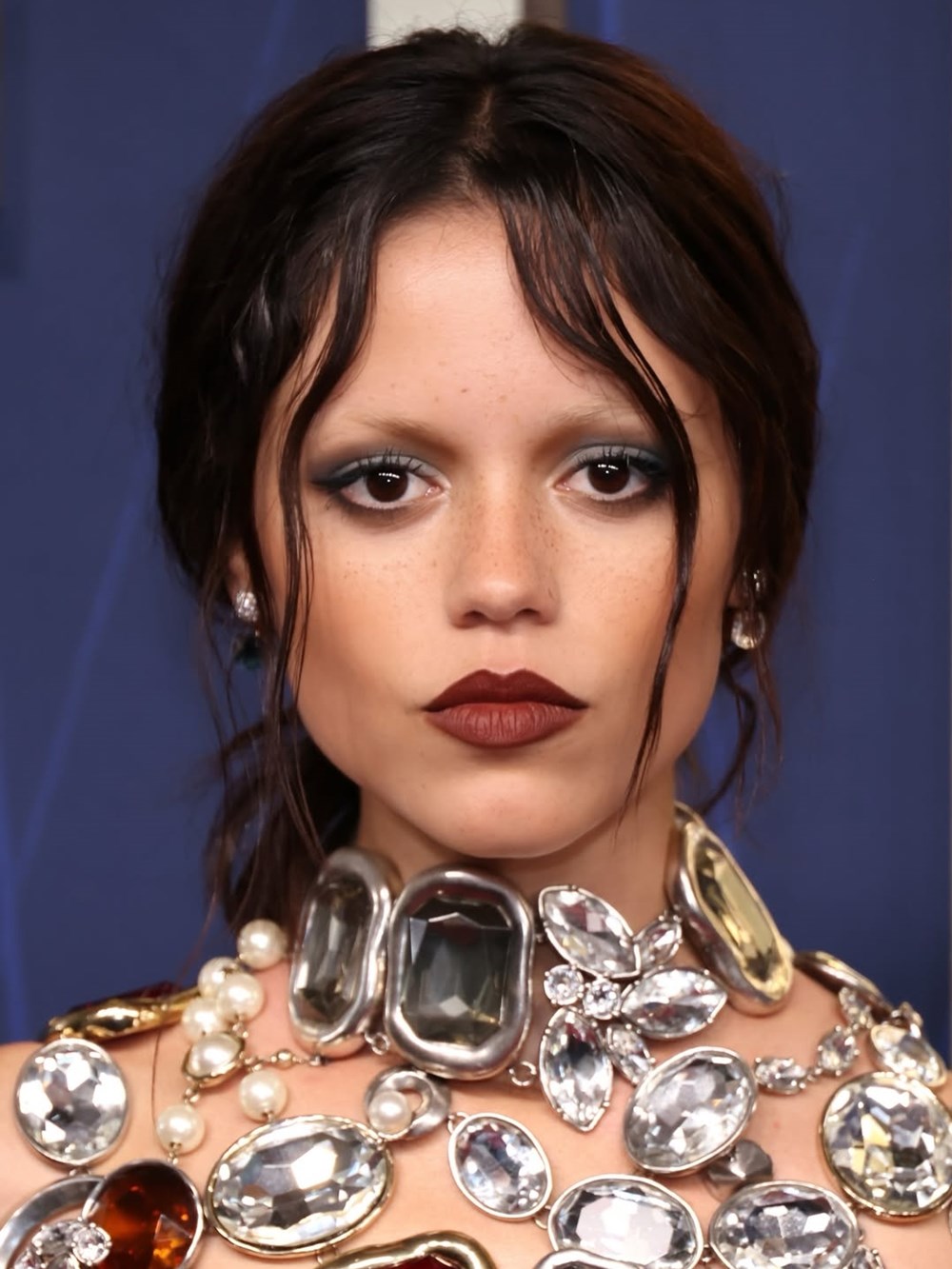 صيحات جمالية مفاجئة من حفل «Emmy Awards»