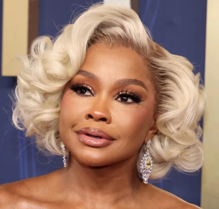 صيحات جمالية مفاجئة من حفل «Emmy Awards»