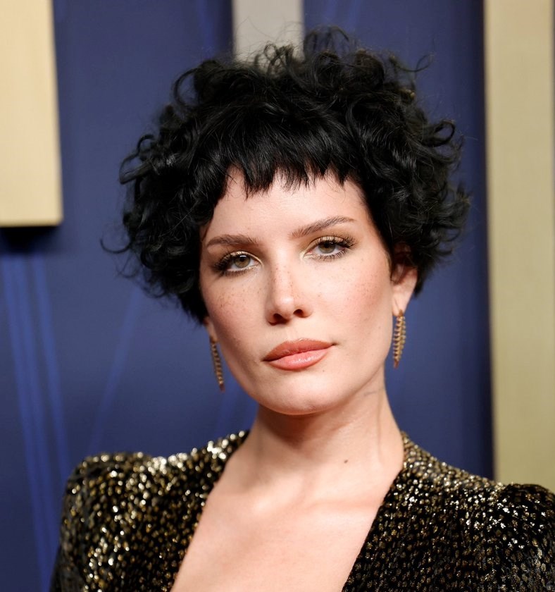 صيحات جمالية مفاجئة من حفل «Emmy Awards»