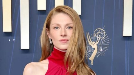 صيحات جمالية مفاجئة من حفل «Emmy Awards»