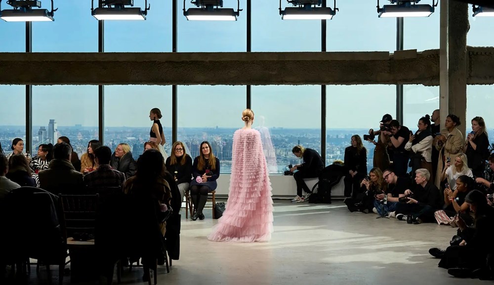 أسبوع الموضة في نيويورك.. الكعب العالي والوردي يتصدران