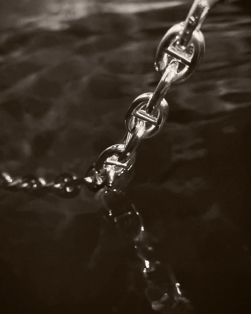 من المرسى إلى المجوهرات.. «Hermès» تعيد ابتكار أيقونتها الخالدة «Chaîne d'ancre»