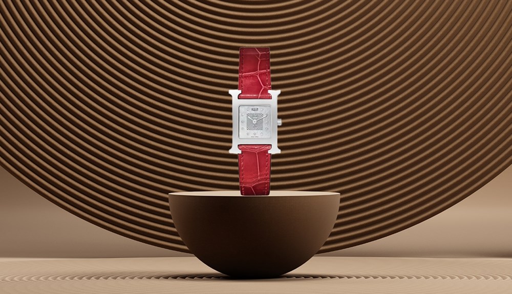 ساعات باللون الأحمر الداكن تميز إطلالاتكِ المسائية