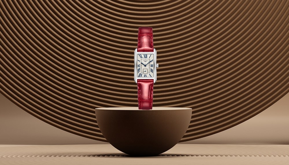 ساعات باللون الأحمر الداكن تميز إطلالاتكِ المسائية