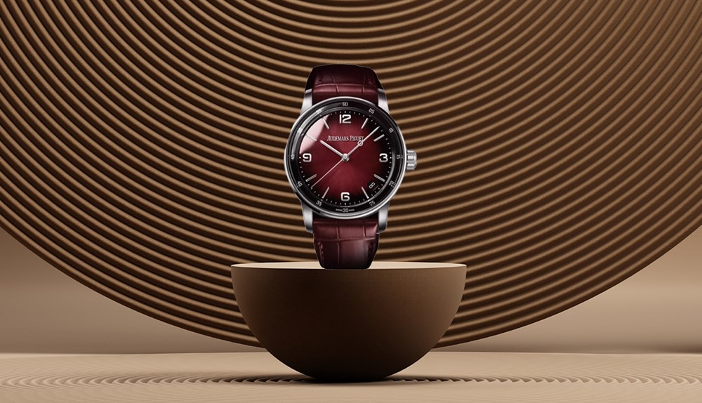 ساعات باللون الأحمر الداكن تميز إطلالاتكِ المسائية