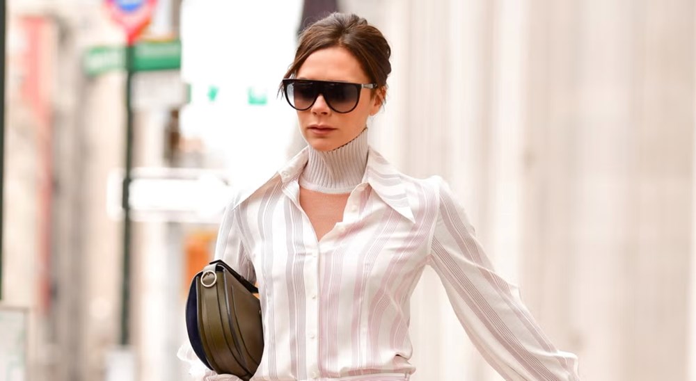 كيف تحوّل فيكتوريا بيكهام القميص الأبيض إلى قطعة أيقونية؟