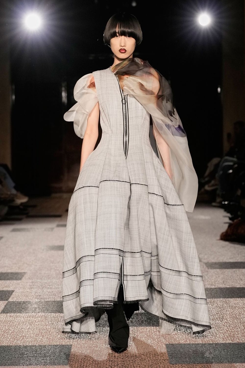 أبرز إطلالات أسبوع لندن للموضة لربيع وصيف 2026