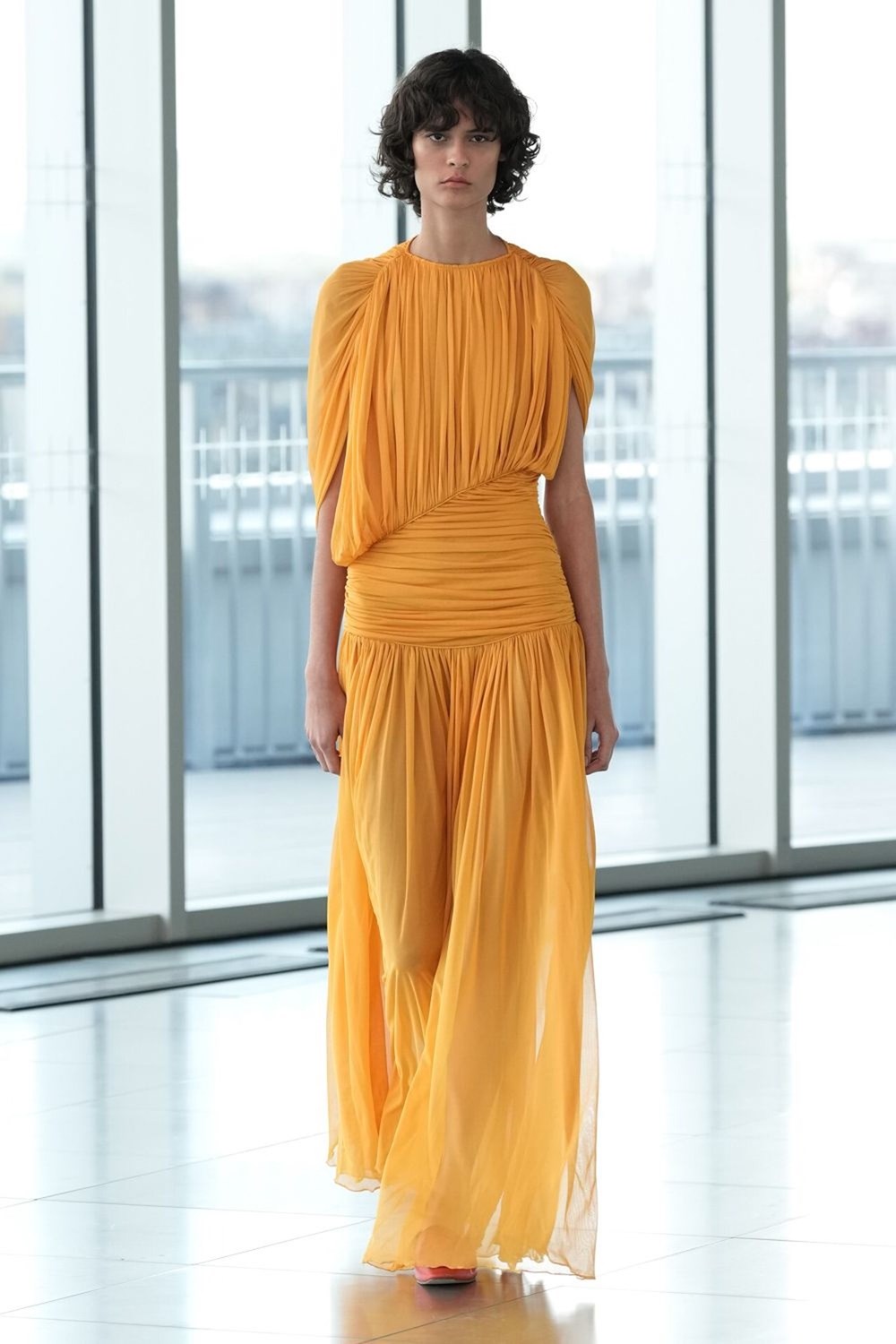 أبرز إطلالات أسبوع لندن للموضة لربيع وصيف 2026