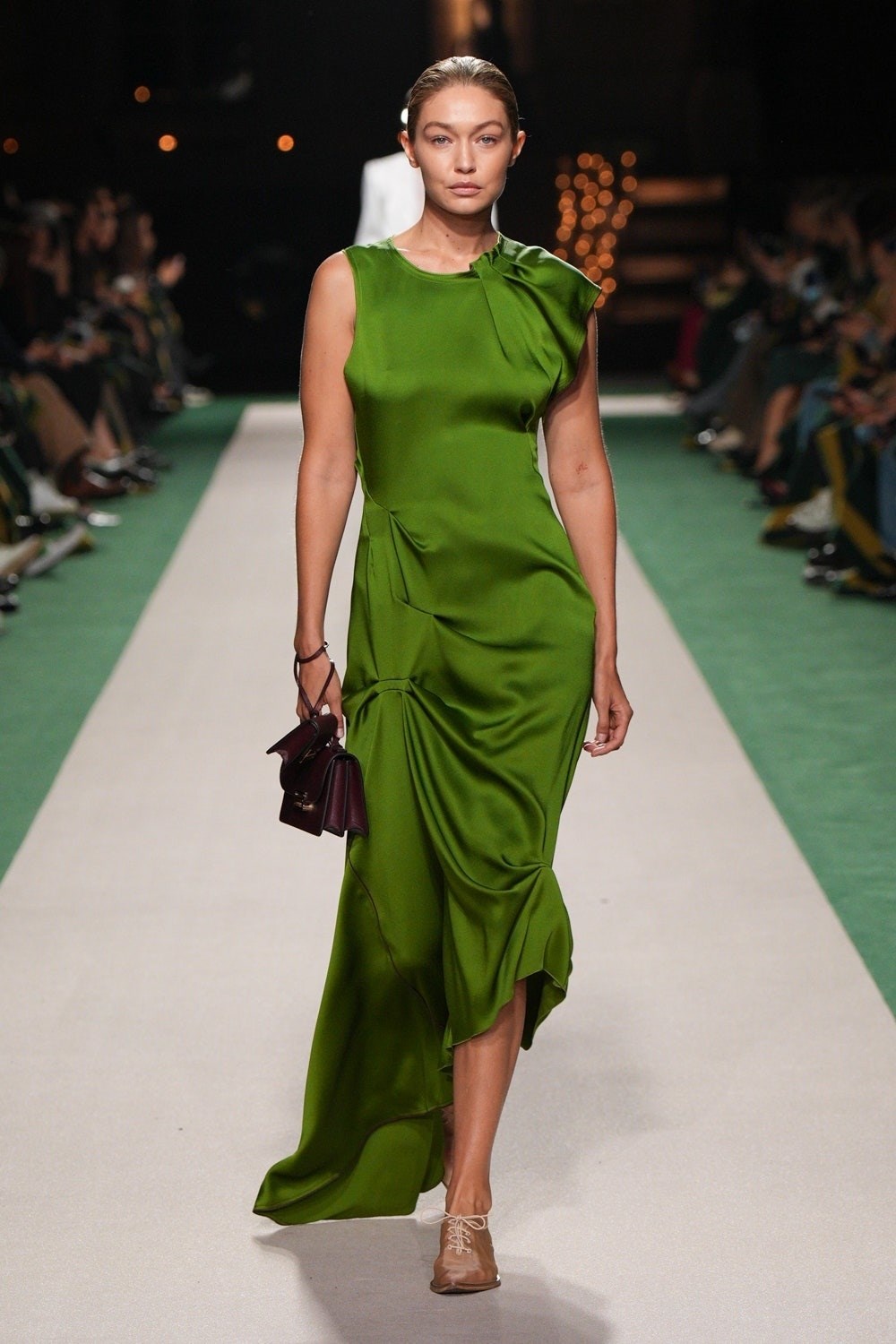 إطلالات أنيقة تألقي بها في اليوم الوطني السعودي