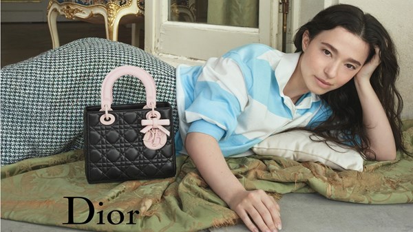 «Dior» تطلق حملة «Lady Dior» الجديدة «Dior» تطلق حملة «Lady Dior» الجديدة