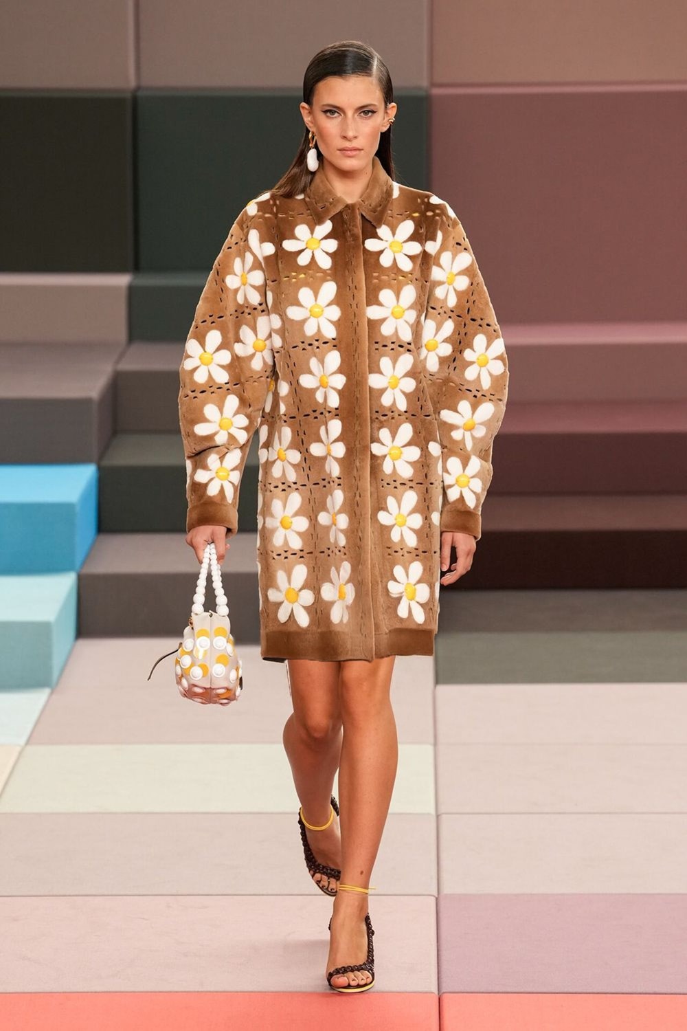 «FENDI» لربيع وصيف 2026.. الجمع بين الحرفية وروح الدعابة السريالية