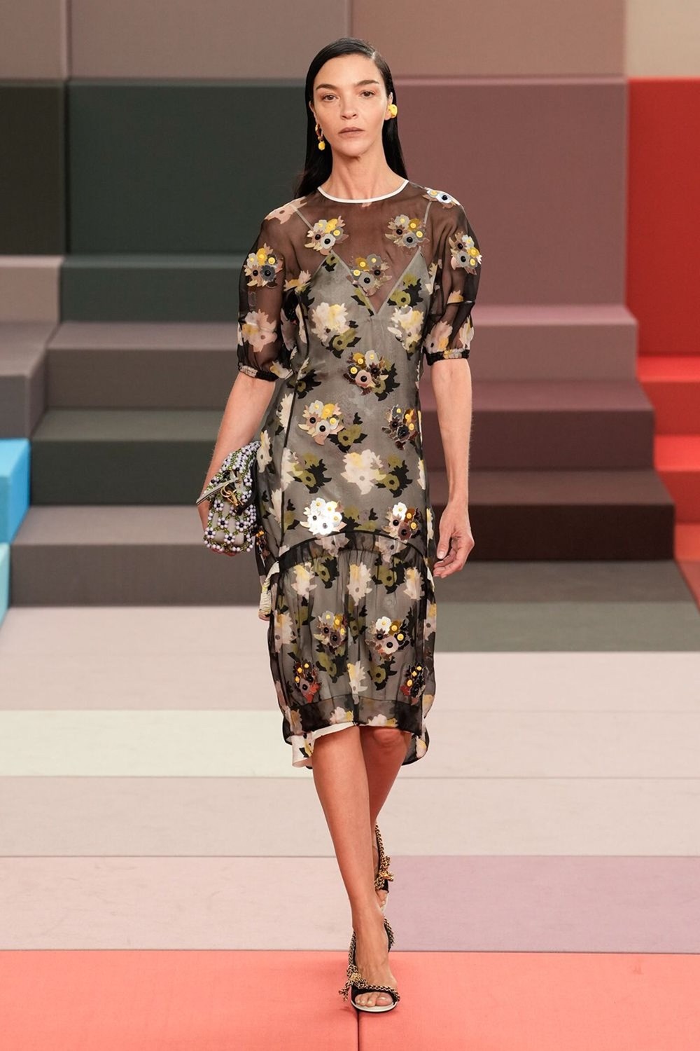 «FENDI» لربيع وصيف 2026.. الجمع بين الحرفية وروح الدعابة السريالية