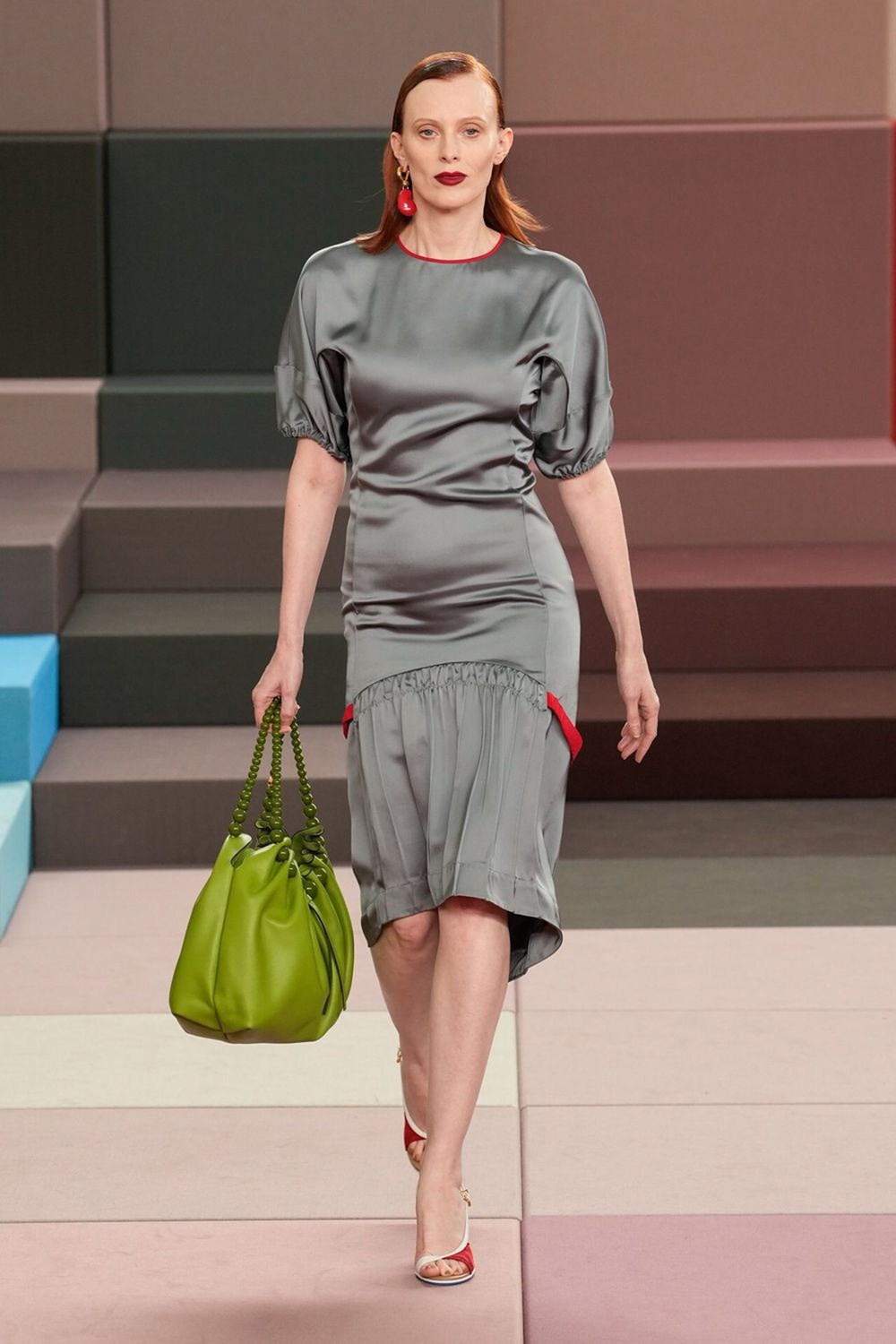 «FENDI» لربيع وصيف 2026.. الجمع بين الحرفية وروح الدعابة السريالية