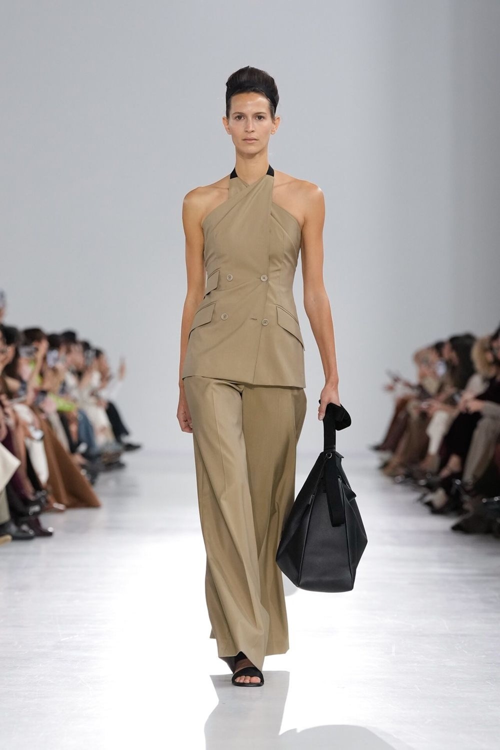 «MAX MARA» لربيع وصيف 2026.. دراسة في البساطة المفرطة