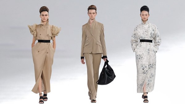 «MAX MARA» لربيع وصيف 2026.. دراسة في البساطة المفرطة «MAX MARA» لربيع وصيف 2026.. دراسة في البساطة المفرطة