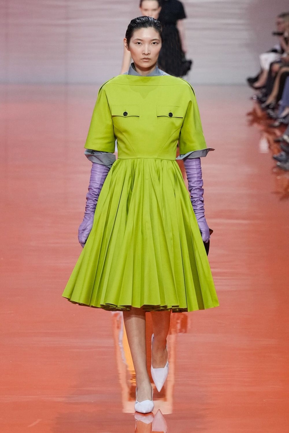 أسلوب عسكري ممزوج بالمرح.. عنوان مجموعة «برادا» لربيع وصيف 2026