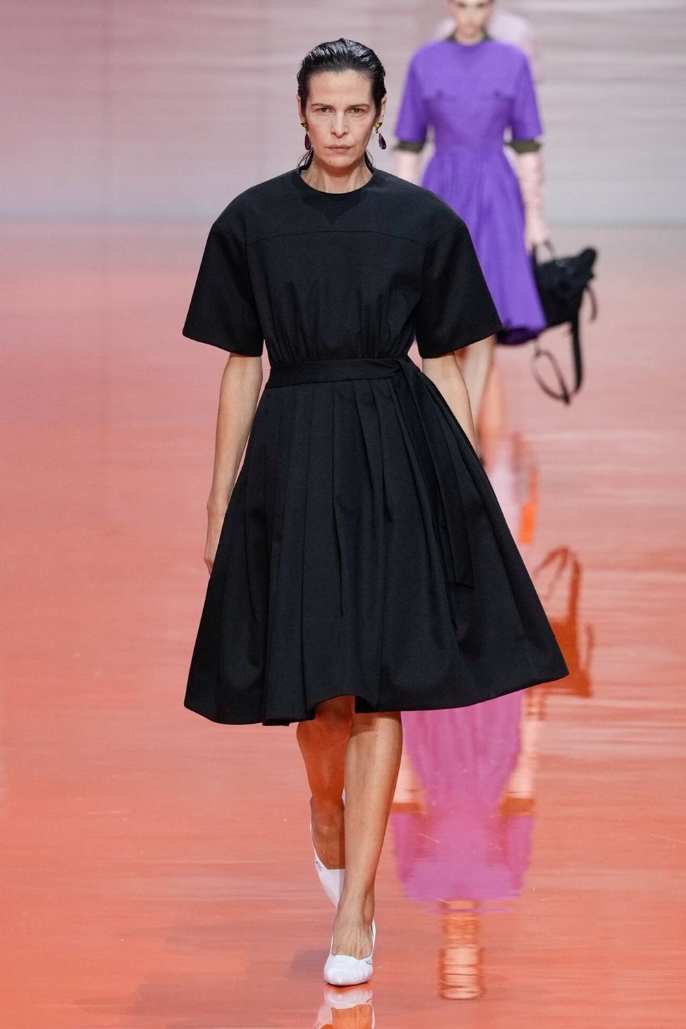 أسلوب عسكري ممزوج بالمرح.. عنوان مجموعة «برادا» لربيع وصيف 2026