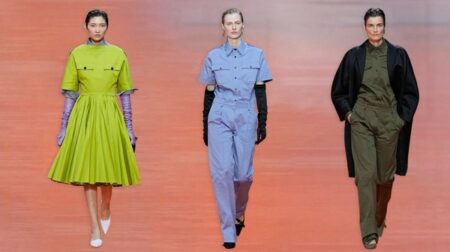 أسلوب عسكري ممزوج بالمرح.. عنوان مجموعة «برادا» لربيع وصيف 2026