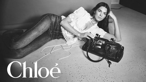 «Chloé» تعيد إحياء حقيبة «Paddington» في حملة عالمية «Chloé» تعيد إحياء حقيبة «Paddington» في حملة عالمية
