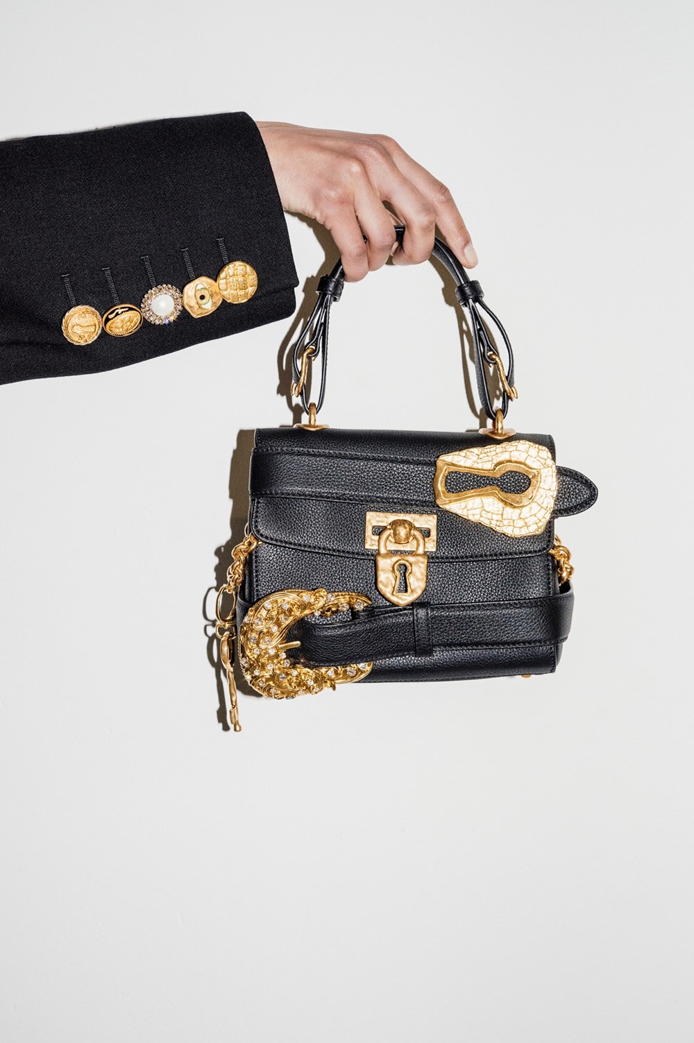 إكسسوارات أنيقة.. لتعزيز إطلالاتكِ الخريفية