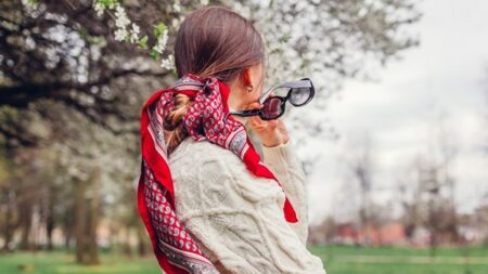 وشاح الحرير و«الباندانا».. أبرز صيحة شعر لهذا الموسم