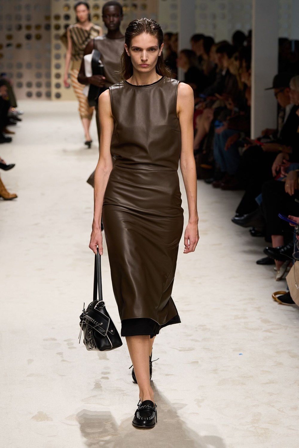 أسبوع ميلانو للموضة يخطف الأضواء في نهاية الأسبوع