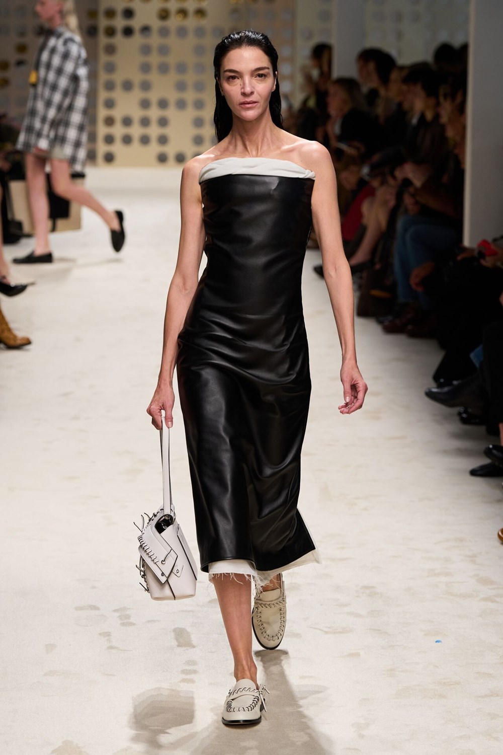 أسبوع ميلانو للموضة يخطف الأضواء في نهاية الأسبوع