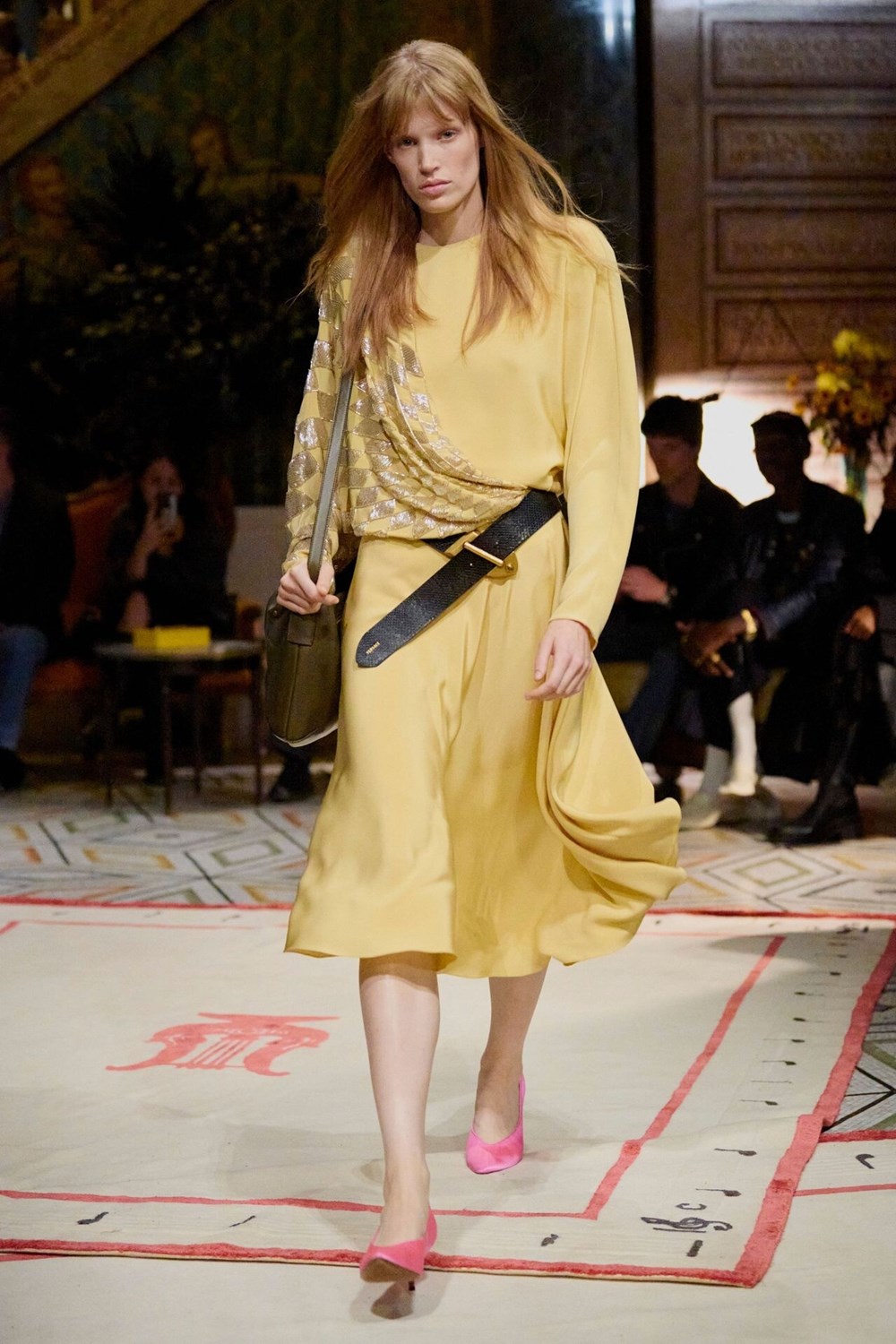 أسبوع ميلانو للموضة يخطف الأضواء في نهاية الأسبوع