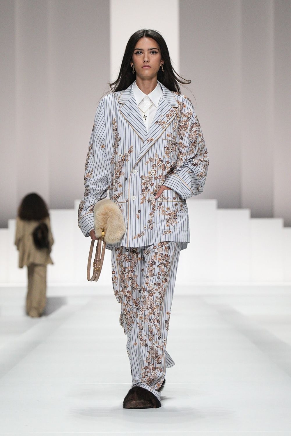 أسبوع ميلانو للموضة يخطف الأضواء في نهاية الأسبوع