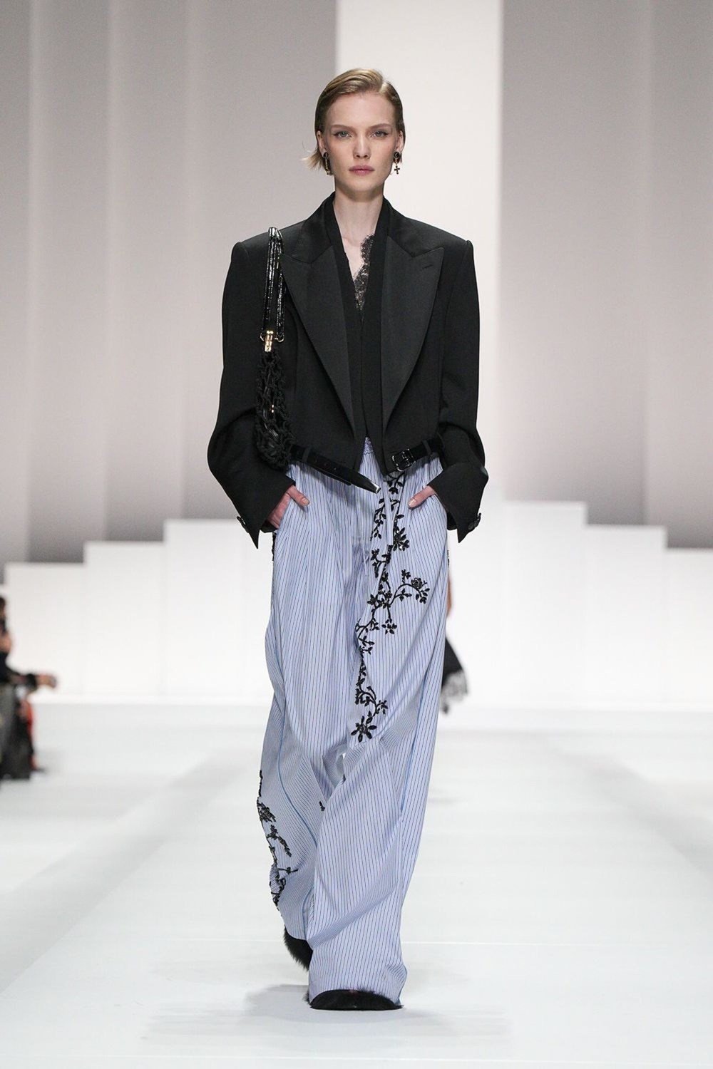 أسبوع ميلانو للموضة يخطف الأضواء في نهاية الأسبوع