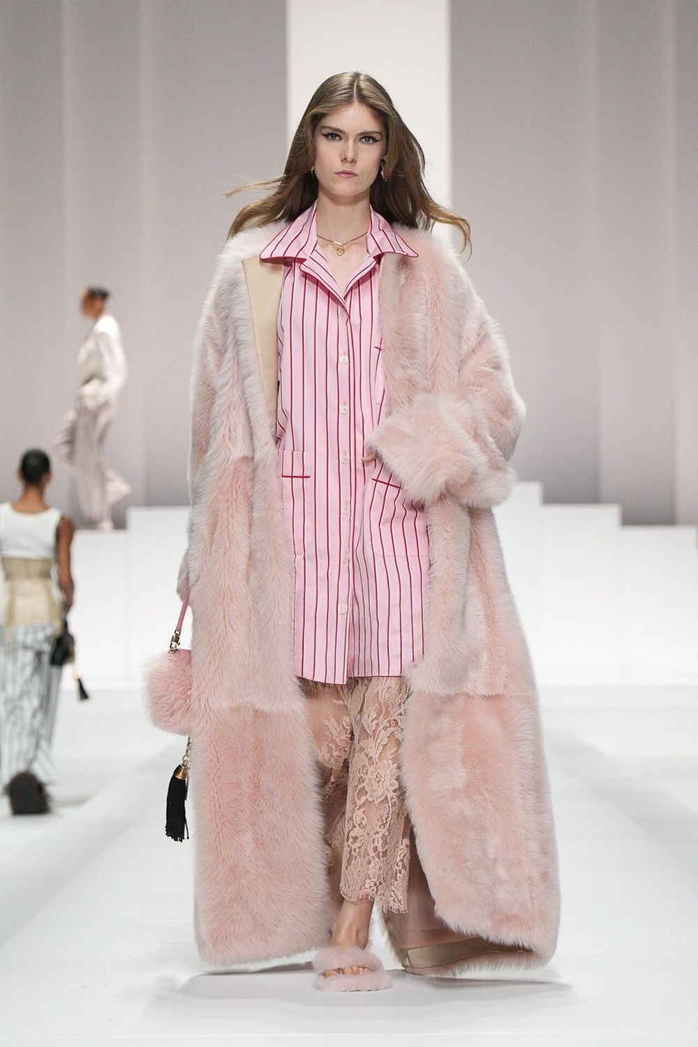 أسبوع ميلانو للموضة يخطف الأضواء في نهاية الأسبوع