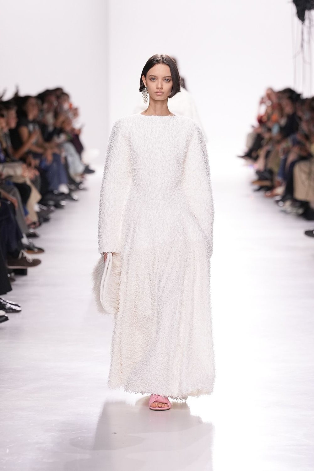 أسبوع ميلانو للموضة يخطف الأضواء في نهاية الأسبوع