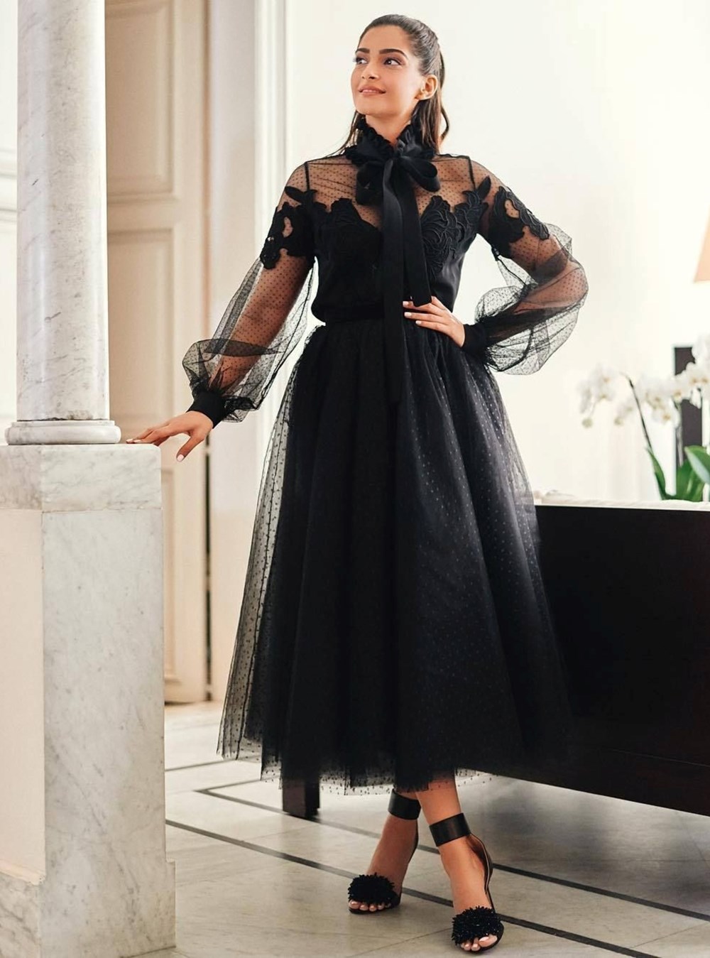 «الأسود» يَفْرض حضوره.. من السجادة الحمراء إلى إطلالات الشارع