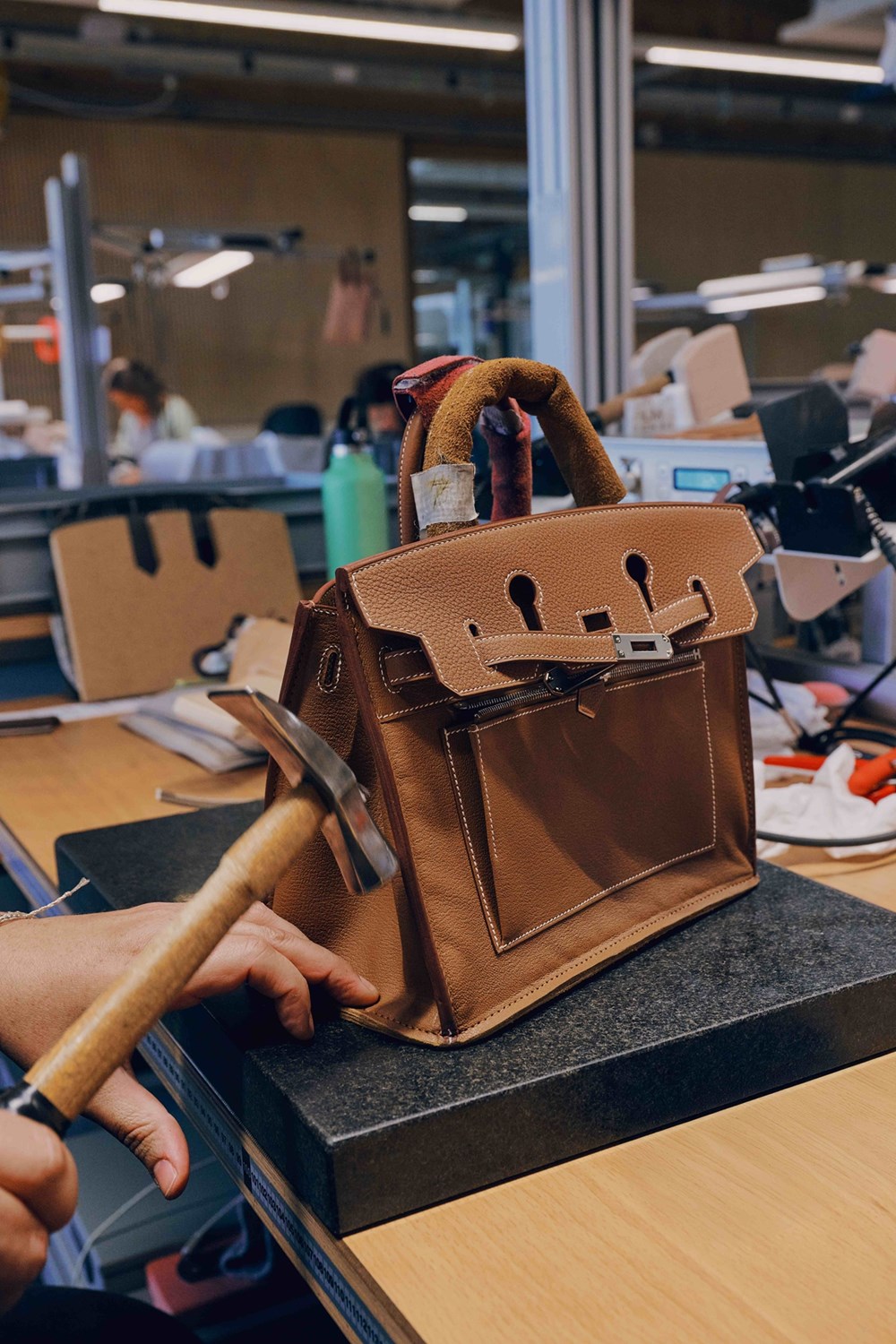 Hermès تفتتح ورشة جديدة تعزز الحِرَفية الفرنسية وتوفر مئات الوظائف