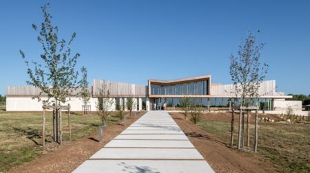 Hermès تفتتح ورشة جديدة تعزز الحِرَفية الفرنسية وتوفر مئات الوظائف Hermès تفتتح ورشة جديدة تعزز الحِرَفية الفرنسية وتوفر مئات الوظائف